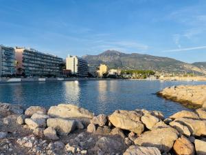 un río con rocas frente a una ciudad en Roquebrune sur la Mer by Holiday World, en Roquebrune-Cap-Martin