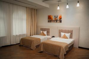 zwei Betten in einem Hotelzimmer mit zwei in der Unterkunft Safran Hotel in Baku