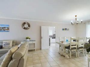 Una sala de estar con un sofá y un comedor. en Villa Elisa in Andernos-les-Bains, en Andernos-les-Bains