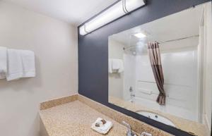 Koupelna v ubytování Extended Stay America Select Suites - Odessa
