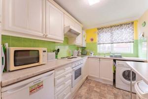 Køkken eller tekøkken på High Tide - Norfolk Cottage Agency + 10 billeder