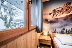 1 dormitorio con un mural de montaña en la pared en LES SERMES M304, en Morzine