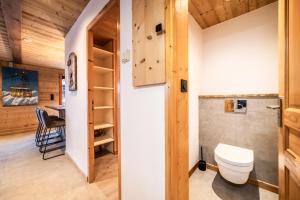Baño pequeño con aseo y mesa en LES SERMES M304, en Morzine 21 fotos más