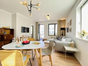 Μια τηλεόραση ή/και κέντρο ψυχαγωγίας στο Ferienwohnung Meer & Mehr Parkvillen Carlota und Candela Baabe