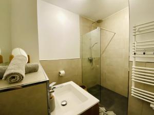 Ένα μπάνιο στο Ferienwohnung Meer & Mehr Parkvillen Carlota und Candela Baabe +14 φωτογραφίες