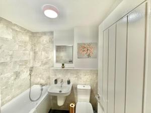 Koupelna v ubytování Cosy Stays in Folkestone for business or families