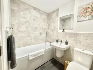 Koupelna v ubytování Cosy Stays in Folkestone for business or families + 4 fotografie