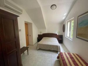 una camera da letto con due letti e una finestra di Residence CasaNova a Vieste Altre 169 foto