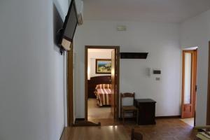 un corridoio con una porta che conduce a una camera da letto di Residence CasaNova a Vieste