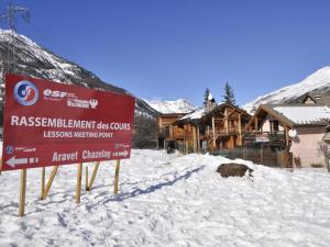 un panneau dans la neige devant un lodge dans l'établissement Charmant 4 pièces pour 6 pers., à 300m des pistes avec Wi-Fi, balcon et parking, Villeneuve - FR-1-762-3, à La Salle Les Alpes