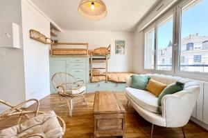a living room with a couch and a bunk bed at Lovely ! T2 neuf Archi Cosy - Plein bourg in Larmor-Plage
