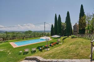 AgelloにあるVilla Madona del Giglio by MMegaの椅子と木々のある庭のスイミングプール