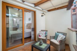 A bed or beds in a room at Bosa Queen House