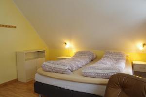 two beds in a room with yellow walls at Lunheim in Geiranger in Geiranger
