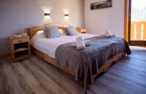 Ένα ή περισσότερα κρεβάτια σε δωμάτιο στο Chalet Marmotton-Domaine des Arcs