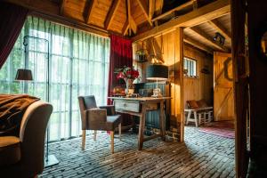 a room with a desk and a chair and a window at Het Zwart Schaap in Neerpelt