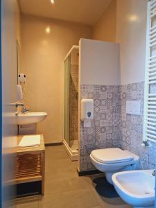 ein Badezimmer mit Toilette, Waschbecken und Dusche in der Unterkunft B&B e Ostello, Parco di Monza, CASCINA COSTA ALTA in Monza + 162 Fotos