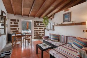 a living room with a couch and a table at Casa Rural La Cuadra in Hermigua