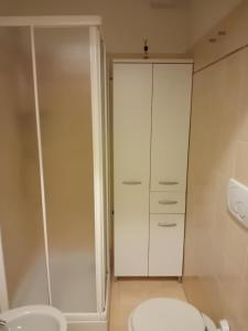 a white bathroom with a toilet and a shower at Casa rosa in Arezzo