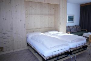 Postel nebo postele na pokoji v ubytování Residenza Lagrev 2 Zimmerwohnung Nr 014 - Typ 21B - Hochparterre - Süd