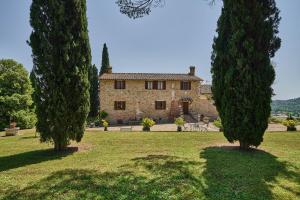 AgelloにあるVilla Madona del Giglio by MMegaの田地に木々が2本ある古い石造家