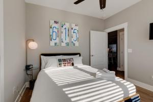 Voodi või voodid majutusasutuse Stunning Nations Condo Minutes from Broadway toas