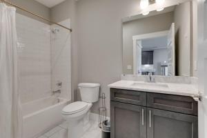 Vannituba majutusasutuses Stunning Nations Condo Minutes from Broadway +23 fotot