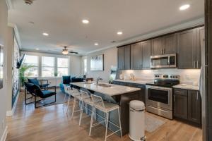 Köök või kööginurk majutusasutuses Stunning Nations Condo Minutes from Broadway