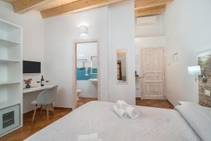 A bed or beds in a room at Bosa Queen House