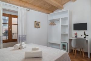 A bed or beds in a room at Bosa Queen House