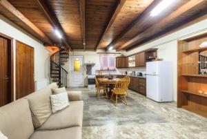 A kitchen or kitchenette at Borsalino Studios & Apartments