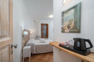 A bed or beds in a room at Bosa Queen House