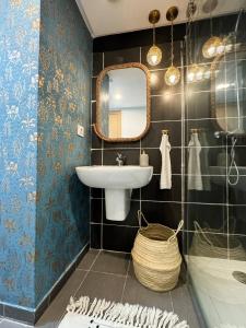 un baño con lavabo y espejo en Elegant Hilton Penthouse, en Charf 53 fotos más