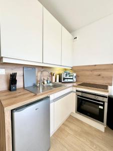 Η κουζίνα ή μικρή κουζίνα στο Studio Cosy neuf Vue Mer Jardin et Terrasse