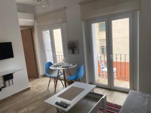 Una televisión o centro de entretenimiento en Suite iluminada en el Centro Histórico de Malaga