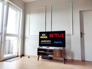 Televízia a/alebo spoločenská miestnosť v ubytovaní 53m2 Apartament na Letniej z Widokiem na Góry Kłodzko - Przyjaciół Ziemi Kłodzkiej