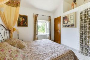 a bedroom with a bed and a window at Chambre d'hôtes le Jardinage in Cabrières-dʼAvignon