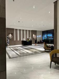 un vestíbulo con gente caminando en un edificio en 81 Newport Blvd Cluster 4 Unit 10C by Rechelle Nunag, en Manila