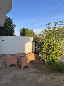 un patio avec deux bancs et une table dans l'établissement Ashry, à Al Aqālitah