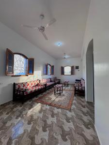 - un grand salon avec des canapés et un tapis dans l'établissement Ashry, à Al Aqālitah