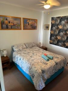 Un dormitorio con una cama con dos almohadas encima. en Karibu, en Cannon Rocks 4 fotos más