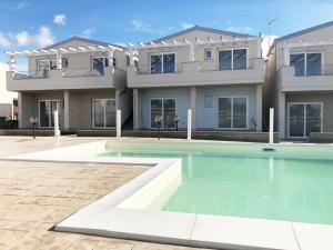 una casa con piscina delante de una casa en Affittimoderni Viddalba Bouganville VIBO09, en Viddalba 13 fotos más