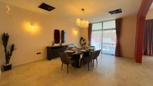 ein Esszimmer mit Tisch und Stühlen in der Unterkunft Dream 5BR Villa Escape - Near Corniche & Abu Dhabi City Center in Abu Dhabi