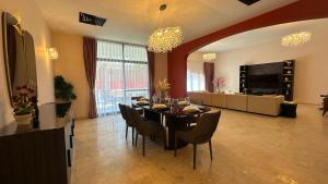 uma sala de jantar com mesa e cadeiras em Dream 5BR Villa Escape - Near Corniche & Abu Dhabi City Center em Abu Dhabi