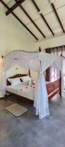 Кровать или кровати в номере Induruwa Villa