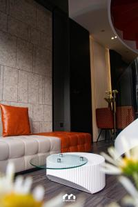 Ruang duduk di HighEnd Duplex w Balcony Hanoi Old Quarter by Ssens Homes