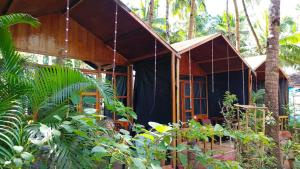 En hage utenfor CSF GARDEN HUTS