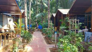 En hage utenfor CSF GARDEN HUTS