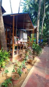 En hage utenfor CSF GARDEN HUTS