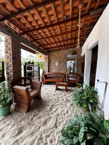 阿廷斯Casa da praia Atins Maranhão的有两把椅子和一张桌子的露台